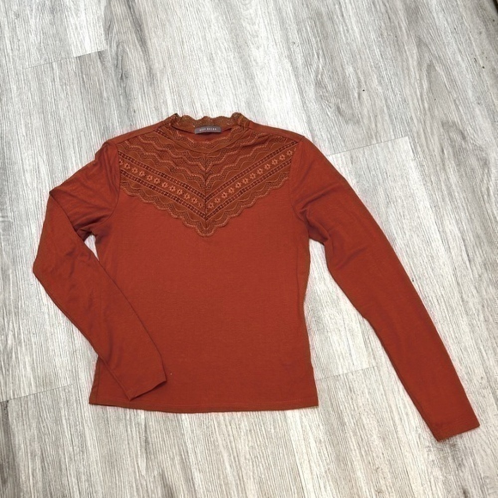 🛍️ 2/$12
Suzy Shier burnt orange rust coloured long sleeve top with lace detail
